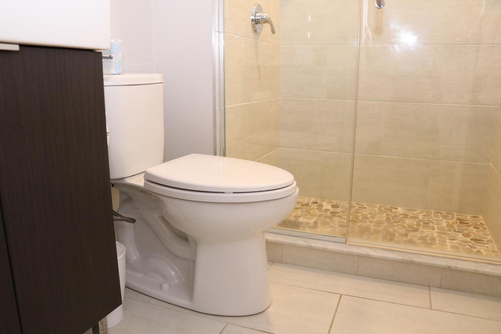 A Stylish Stay W/ A Queen Bed, Heated Floors.. #34 Brookline Luaran gambar