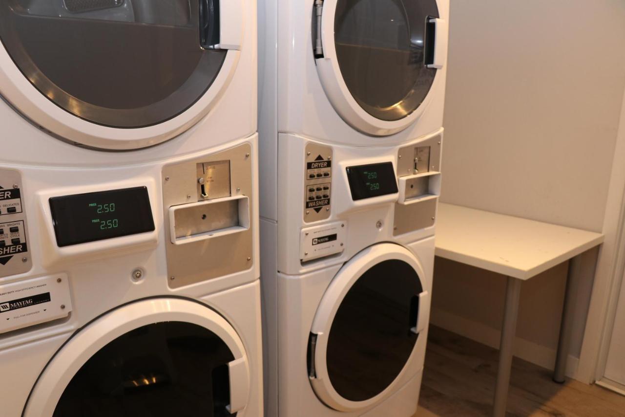 A Stylish Stay W/ A Queen Bed, Heated Floors.. #34 Brookline Luaran gambar